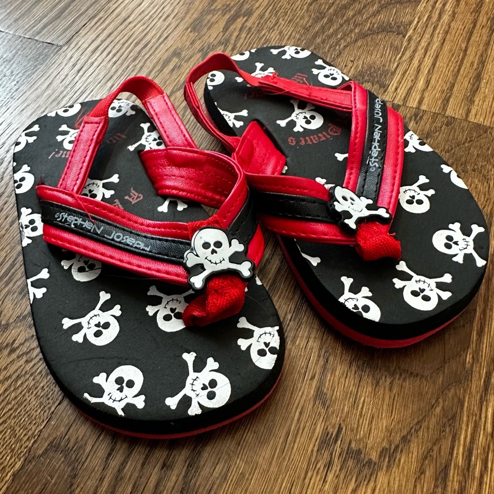 Stephen Joseph pirate flip flops, size S